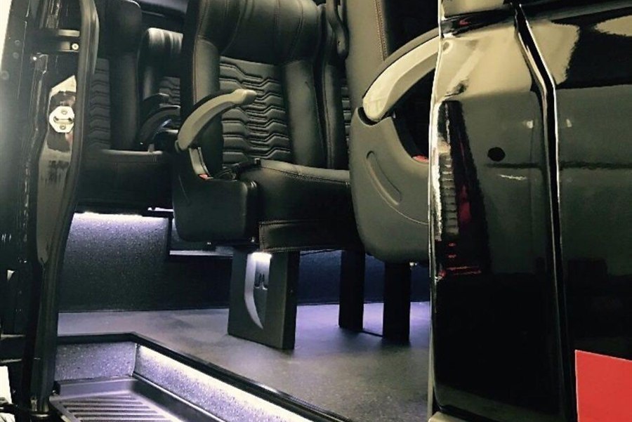 Van executiva Movix, acesso e passagem interna