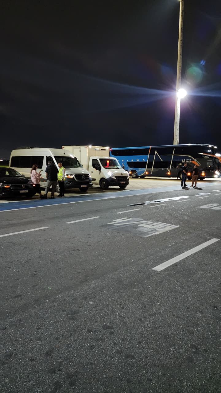 Frota de vans e ônibus Movix em operação noturna