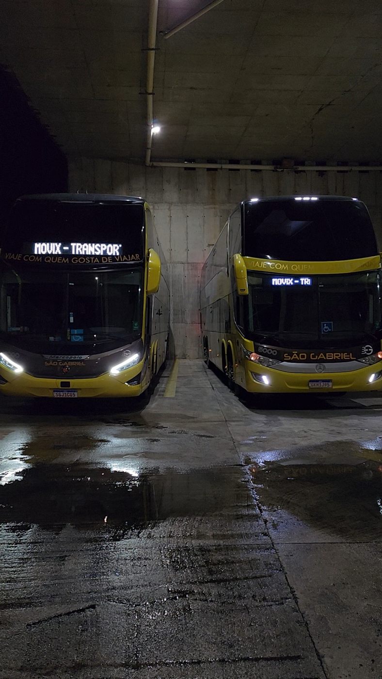 Ônibus Movix estacionados na garagem