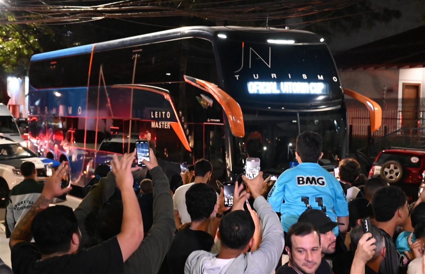 Ônibus leito da Movix na chegada de equipe com torcida
