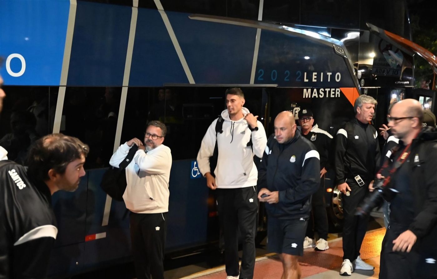 Desembarque de time em ônibus leito da Movix