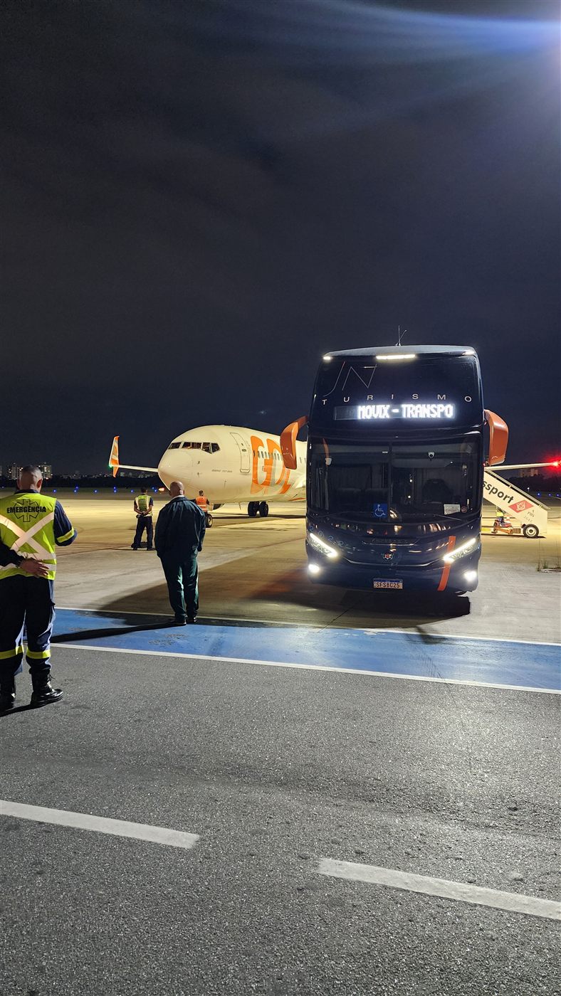 Ônibus da Movix em transfer noturno no aeroporto