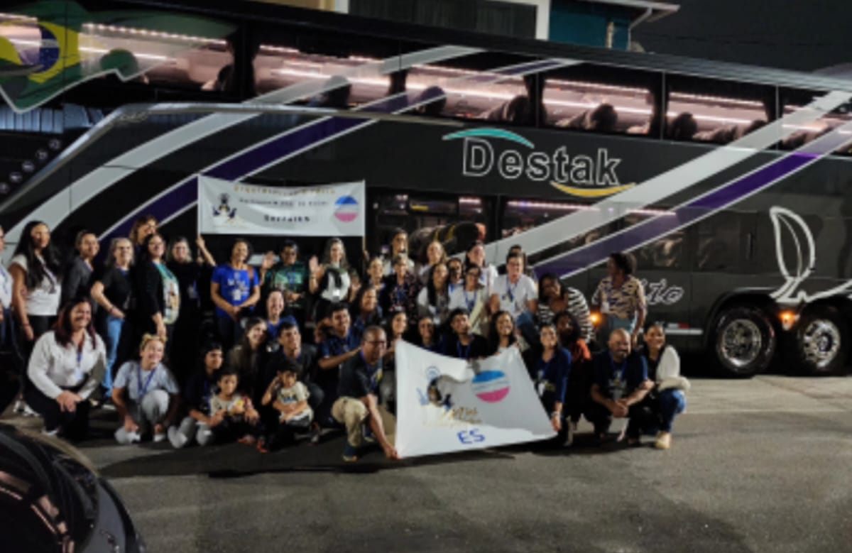 Ônibus de turismo Movix com grupo de viagem