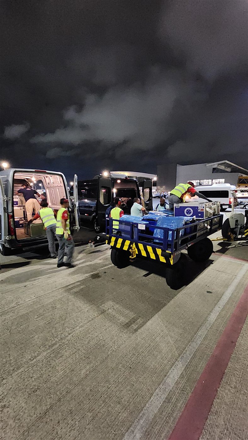Carregamento de bagagem em transfer de aeroporto da Movix