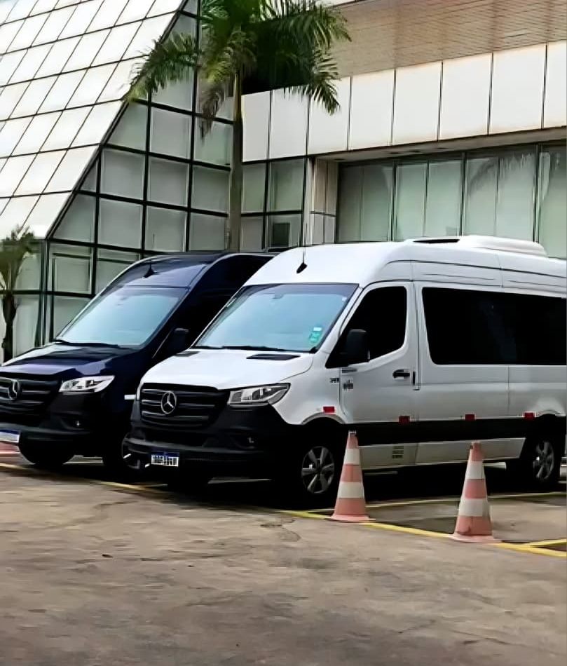 Vans executivas Mercedes Sprinter da Movix em transfer para evento